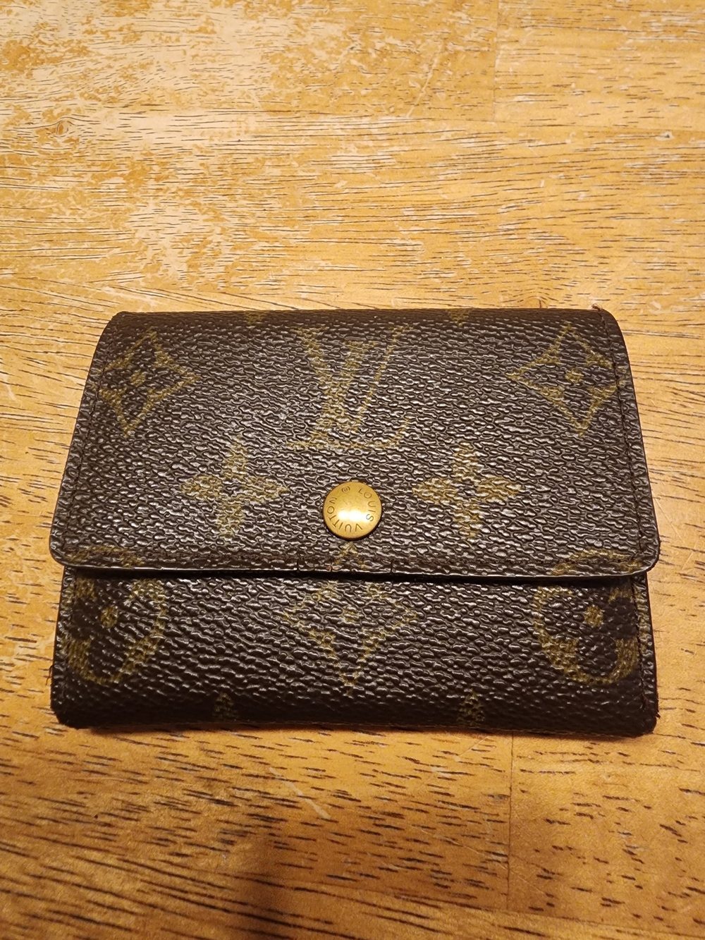 Louis Vuitton Porte Monnaie Plat wallet made of monogram canvas with a gold-tone